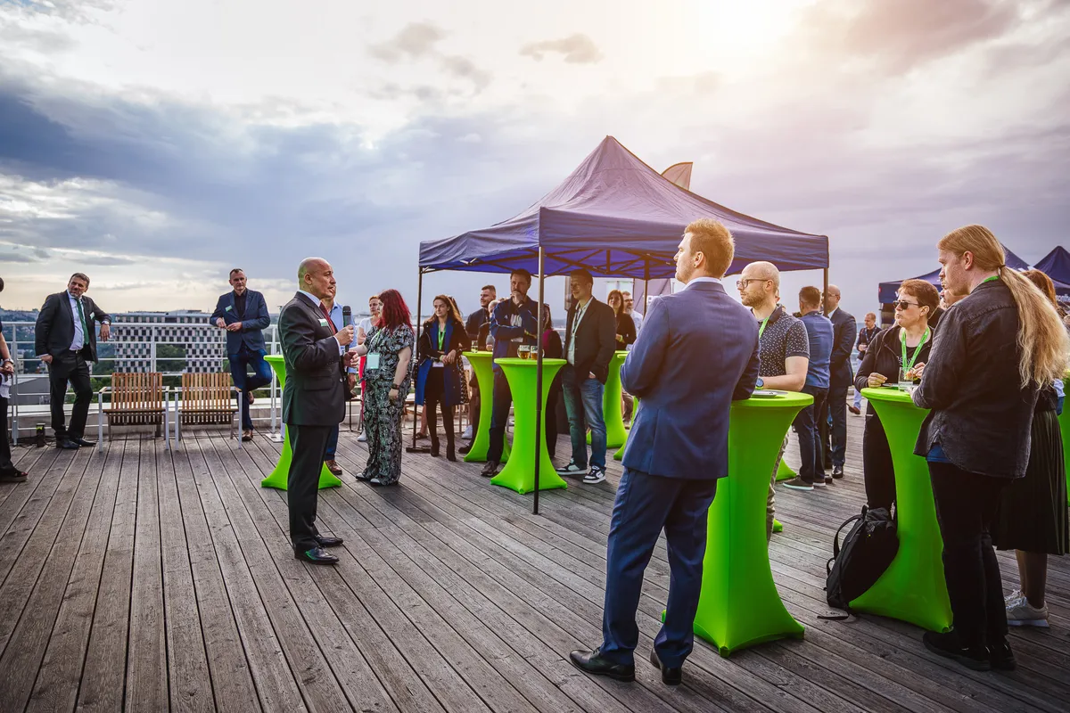 Střešní firemní event při západu slunce